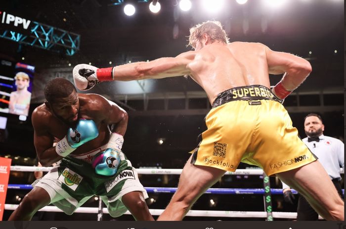 Logan Paul (kanan) yang mengaku jika Floyd Mayweather susah sekali untuk dipukul