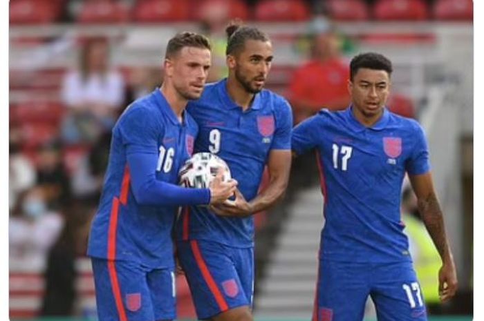Momen Dominic Calvert-Lewin (tengah) memberikan bola kepada Jordan Henderson ketika timnas Inggris mendapat tendangan penalti dalam laga persahabatan melawan timnas Rumania, Minggu (6/6/2021).