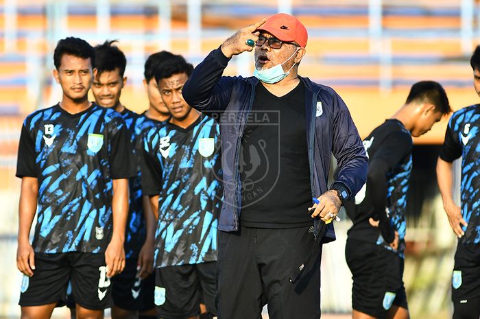 Pelatih Persela Lamongan, Iwan Setiawan saat memimpin latihan perdana di Stadion Surajaya, Sabtu (5/6/2021).