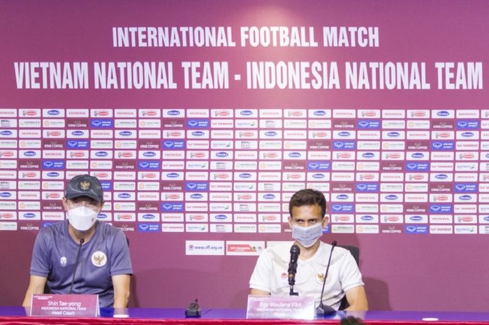 Pelatih Timnas Indonesia Shin Tae-yong bersama Egy Maulana Vikri tampil dalam konferensi pers pra-pertandingan kontra Vietnam, Senin (7/6/2021).