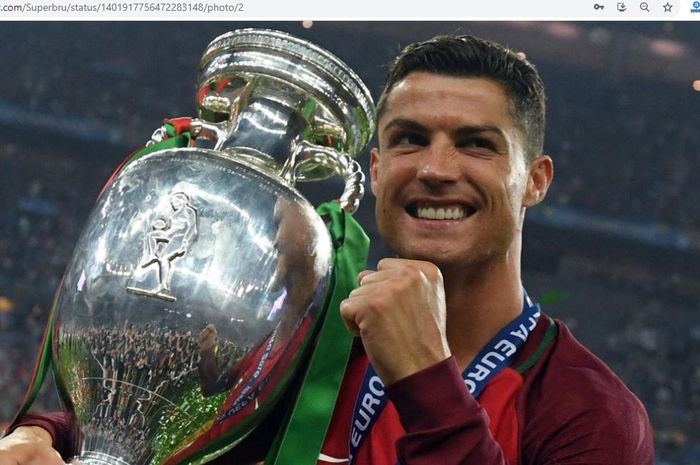 Cristiano Ronaldo saat menggendong trofi EURO 2016.