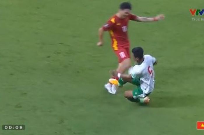 Bek kiri timnas Indonesia, Pratama Arhan langsung menemui gelandang Vietnam, Nguyen Tuan Anh di lorong Stadion Al Maktoum, Dubai setelah melakukan tekel keras hingga menyebabkannya cedera.