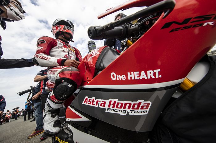 Pembalap Astra Honda Racing Team asal Indonesia, Mario Suryo Aji, mengikuti Moto3 Junior World Championship 2021 