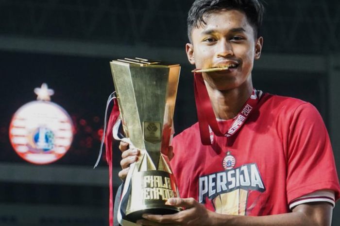 Wonderkid Persija Jakarta, Alfriyanto Nico Saputro, saat memegang trofi Piala Menpora 2021.