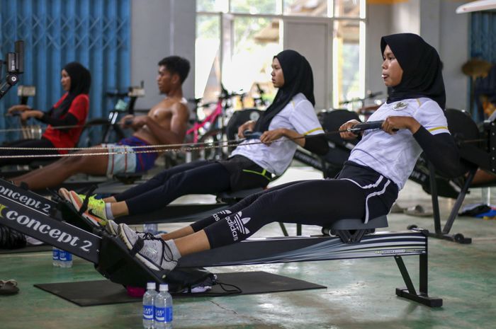 Mutiara Rahma Putri (depan) dan Melani Putri menjalani latihan bersama anggota pelatnas dayung di Pangalengan, Selasa (8/6/2021).