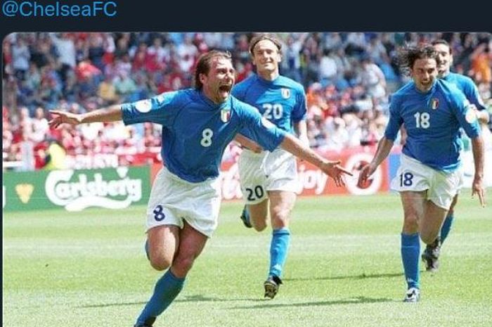 Antonio Conte merayakan golnya dalam laga timnas Italia vs Turki di Euro 2000.