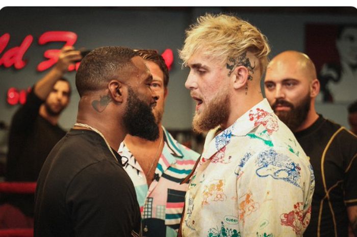 Mantan juara kelas welter UFC, Tyron Woodley (kiri) bersama petinju youtuber, Jake Paul (kanan), saat sesi tatap muka, di  Amerika Serikat, Kamis (4/6/2021).