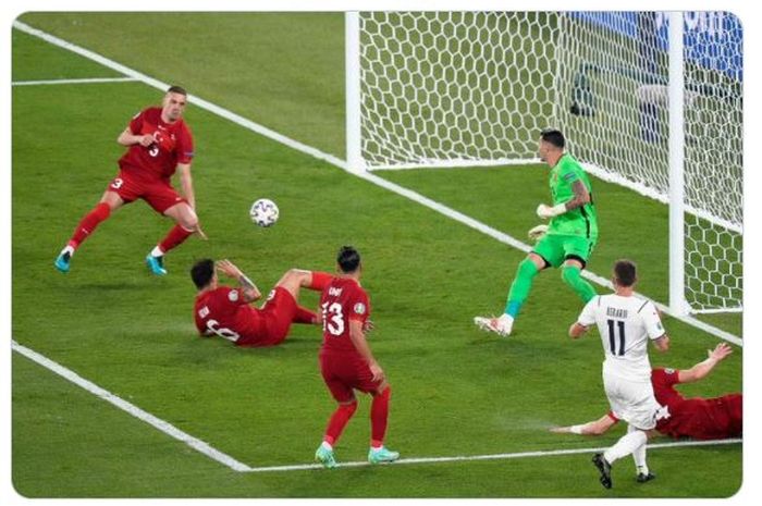 Detik-detik sebelum Merih Demiral (paling kiri) membuat gol bunuh diri dalam laga pembuka EURO 2020 yang mempertemukan timnas Turki dengan timnas Italia.