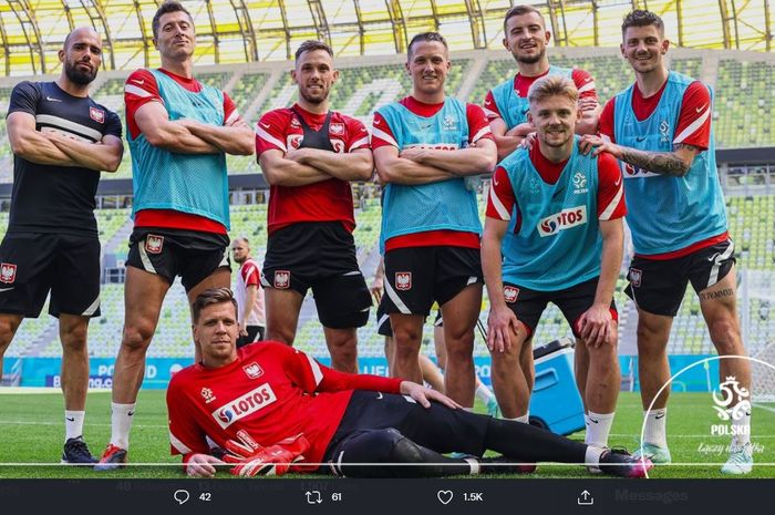 Robert Lewandowski (dua dari kiri) bersama rekannya berpose saat sesi latihan timnas Polandia.