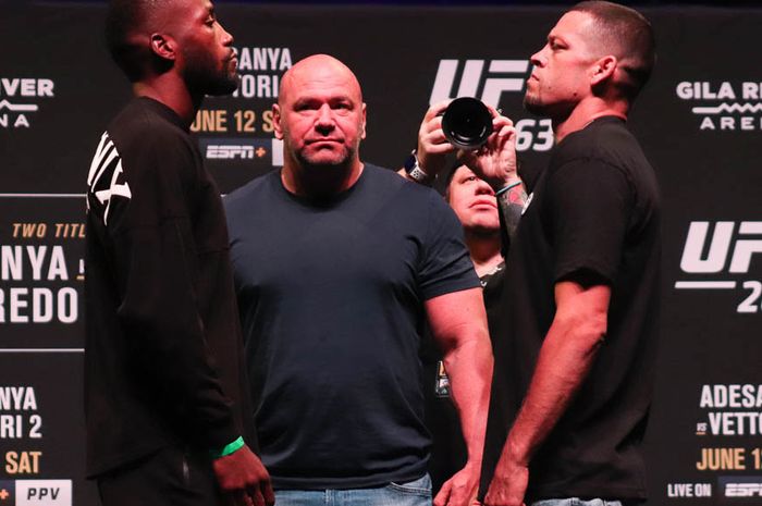 Leon Edwards dan Nate Diaz dalam sesi staredown UFC 263.