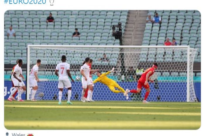 Momen saat striker timnas Wales, Kiefer Roofe (paling kanan) membobol gawang timnas Swiss dalam laga matchday 1 Grup A EURO 2020.