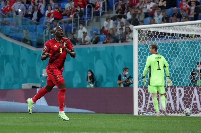 Striker timnas Belgia, Romelu Lukaku, melakukan selebrasi usai menjebol gawang Russia dalam partai Euro 2020.