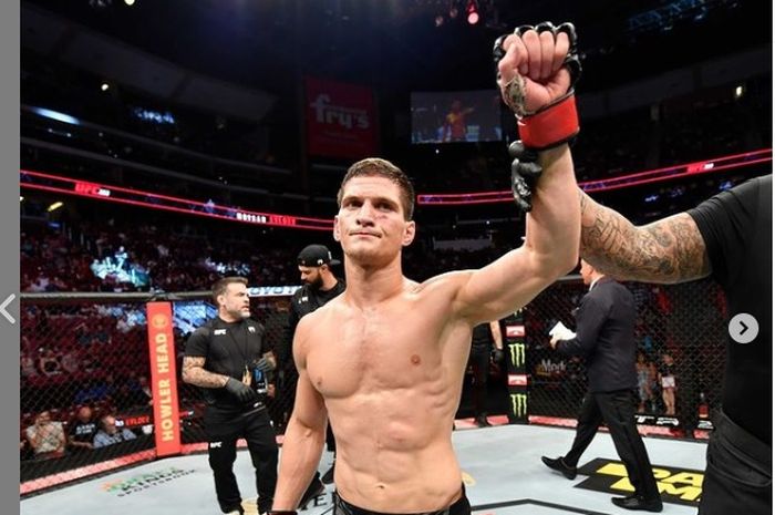 Monster baru kelas terbang UFC, Movsar Evloev, dalam kemenangan terakhirnya saat melawan Hakeem Dawodu di UFC 263 (12/6/2021).