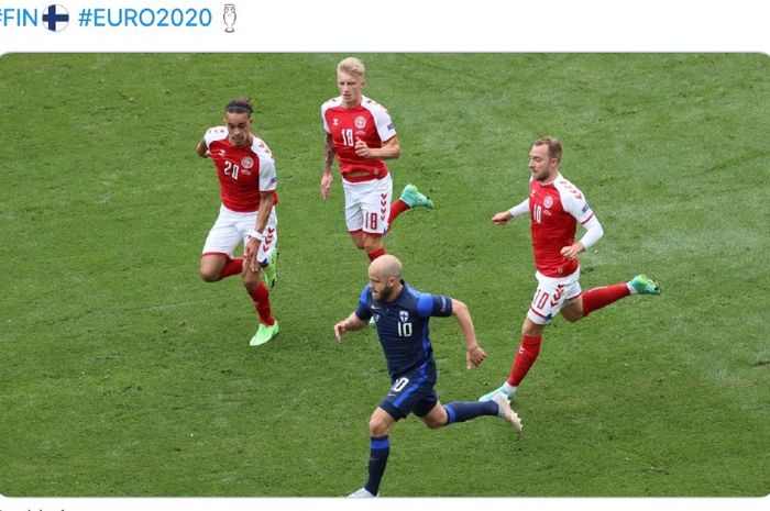Para pemain Denmark mengejar penyerang Finlandia, Teemu Pukki (baju biru) saat kedua tim bersua pada laga Grup B Piala Eropa, Sabtu (12/6/2021) di Stadion Parken, Copenhagen, Denmark.