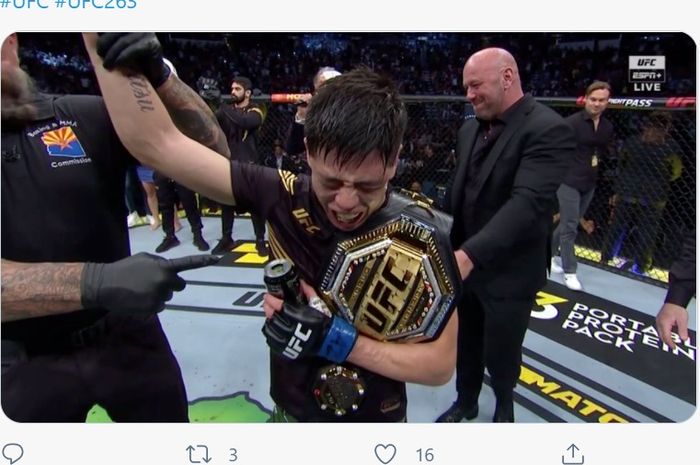 Brandon Moreno saat dinobatkan sebagai raja baru kelas terbang UFC setelah mengalahkan juara bertahan Deiveson Figueiredo di UFC 263, Minggu (13/6/2021) WIB di Arizona.