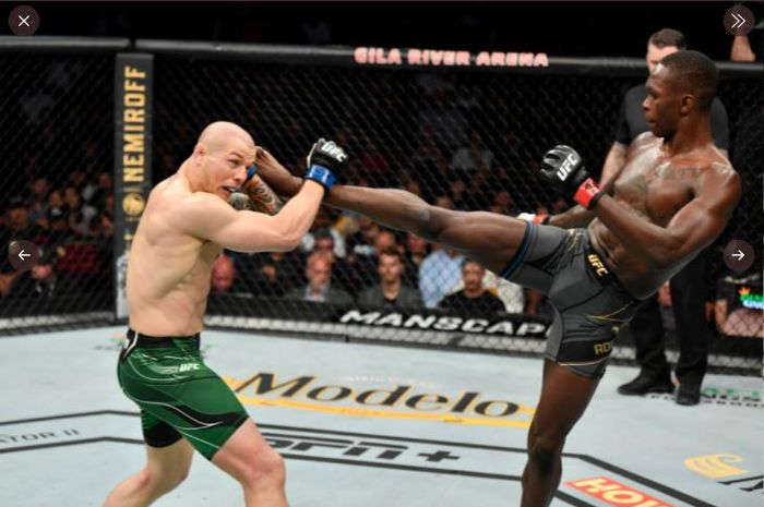 Israel Adesanya (kanan) melepaskan tendangan ke arah Marvin Vettori (kiri) pada ajang UFC 263 di Gila River Arena, Glendale, Arizona, Minggu (13/6/2021)