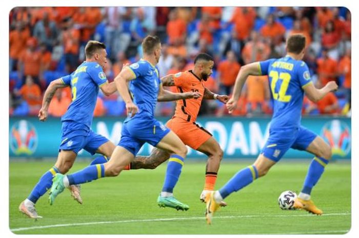 Momen striker timnas Belanda, Memphis Depay, dikejar tiga pemain timnas Ukraina.