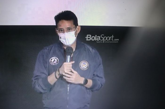 Menteri Pariwisata dan Ekonomi Kreatif Republik Indonesia, Sandiaga Uno, sedang memberikan sambutan dalam acara konferensi pers klub Liga 2, AHHA PS Pati FC di Jakarta, 14 Juni 2021.