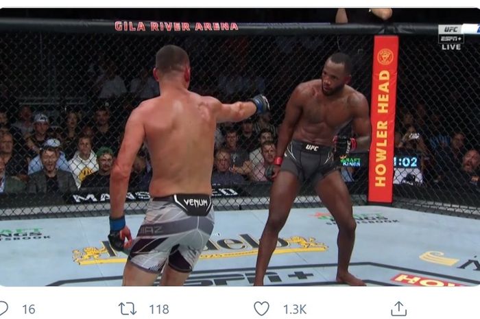 Momen Leon Edwards sesaat pingsan berdiri setelah terkena pukulan kiri Nate Diaz di UFC 263, Minggu (13/6/2021) WIB di Arizona.