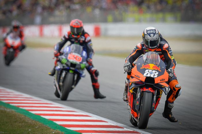 MotoGP Jerman 2021, Fabio Quartararo ketar-ketir sama pembalap tim Red Bull KTM Factory Racing, Miguel Oliveira.