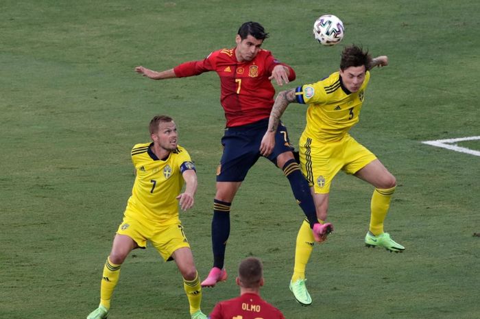 Momen duel udara antara Alvaro Morata dan Victor Lindelof dalam duel antara Spanyol dan Swedia pada laga perdana Grup E Euro 2020.