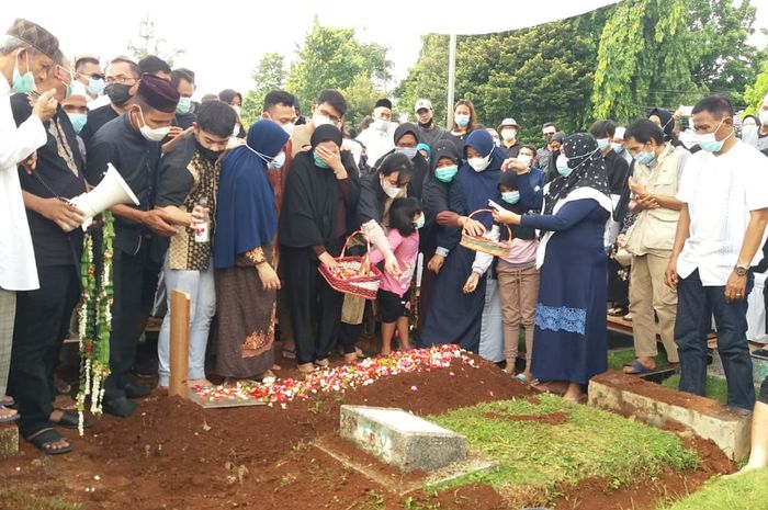 Suasana pemakaman legenda bulu tangkis Indonesia, Markis Kido, di TPU Kebon Nanas, Cipinang, Jakarta Timur, Selasa (15/6/2021).