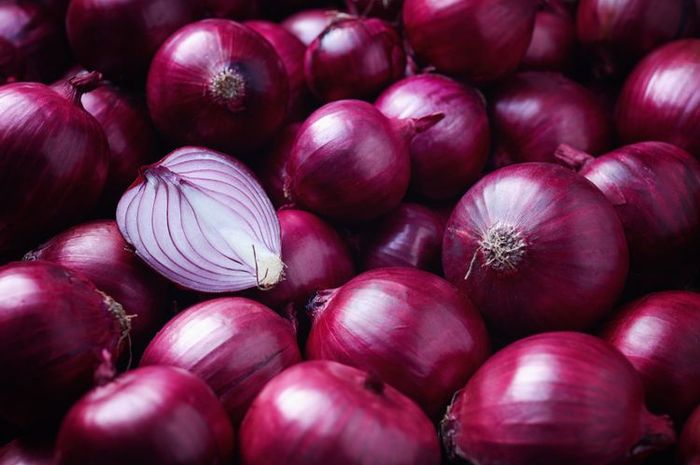 Sebelum Terlambat, Cara Mudah Menghilangkan Uban dengan Bawang Merah, Bonus Bikin Kulit Kencang dan Glowing!