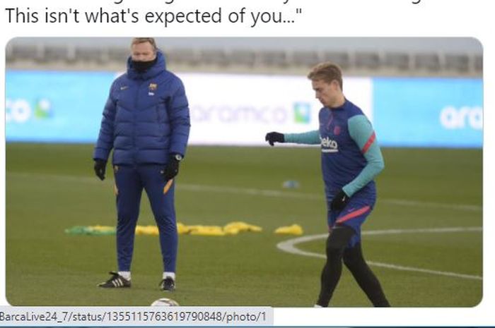 Ronald Koeman (kiri) dan Frenkie de Jong dalam sebuah sesi latihan Barcelona.