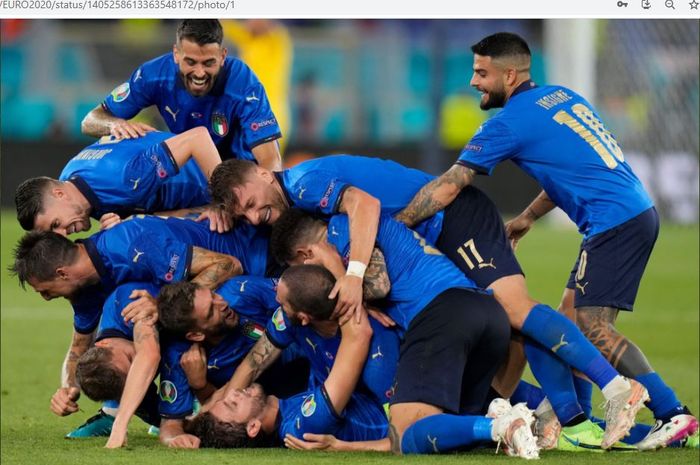 Para pemain timnas Italia merayakan gol Manuel Locatelli ke gawang timnas Swiss pada matchday kedua babak penyisihan Grup A, Rabu (16/6/2021).