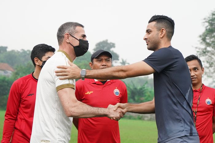 Otavio Dutra (kiri) sedang menyambut kedatangan pelatih baru Persija Jakarta, Angelo Alessio (kanan), yang baru saja perdana melatih skuad Macan Kemayoran secara langsung pada 18 Juni 2021.