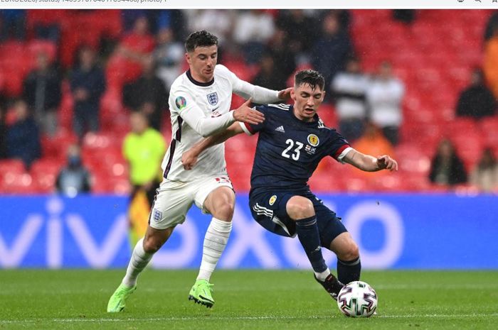 Mason Mount berebut bola dengan Billy Gilmour dalam laga Inggris vs Skotlandia pada matchday kedua babak penyisihan Grup D EURO 2020, Jumat (18/6/2021).