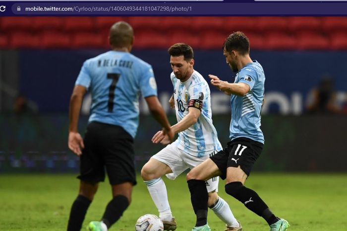 Lionel Messi menjadi pelayan dan membuat timnas Argentina mengungguli timnas Uruguay pada paruh pertama laga Copa America 2021.