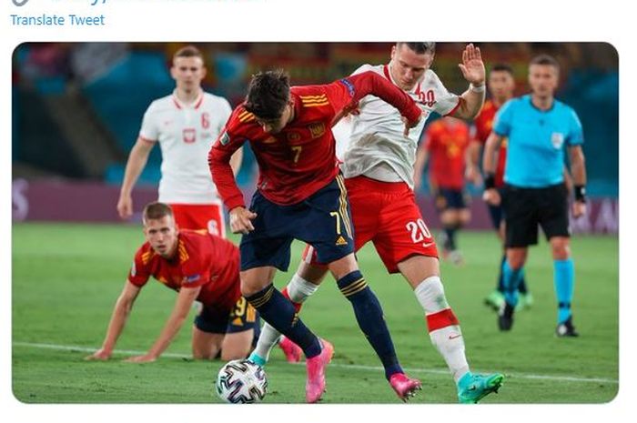 Alvaro Morata (kiri) berduel dengan Piotr Zielinzki dalam laga matchday 2 Grup E EURO 2020 yang mempertemukan timnas Spanyol dengan timnas Polandia di Stadion de La Cartuja.