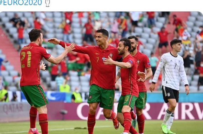 Para pemain timnas Portugal merayakan gol Cristiano Ronaldo ke gawang timnas Jerman dalam laga Grup F EURO 2020 di Stadion Football Arena, Sabtu (19/6/2021).