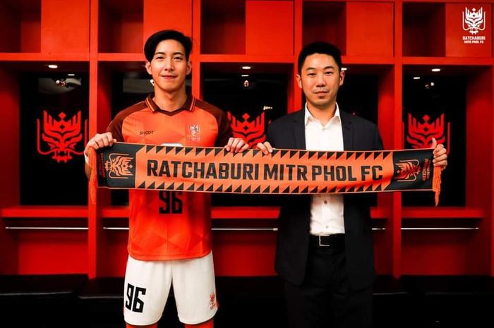 Aktor sekaligus penyanyi asal Thailand, Phakin Khamwilaisuk resmi dikontrak oleh Ratchaburi FC selama enam bulan.