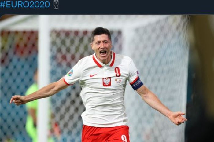 Kapten timnas Polandia, Robert Lewandowski, merayakan gol ke gawang Spanyol dalam laga Grup E Euro 2020.