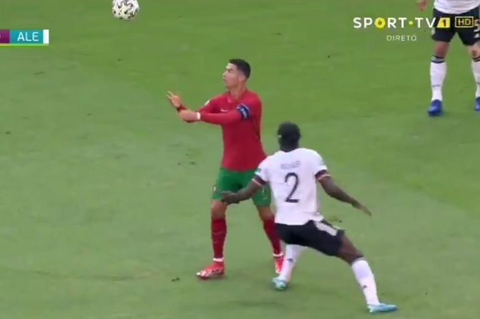 Megabintang timnas Portugal, Cristiano Ronaldo, memakai trik sentuh bola dua kali, Antonio Ruediger linglung di EURO 2020.