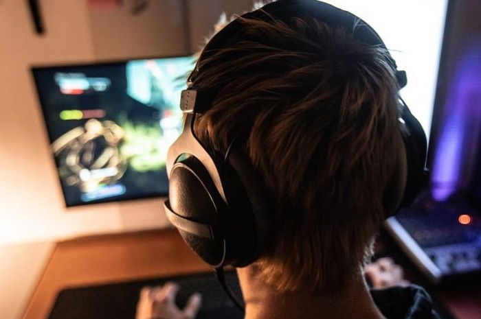 Illustration of streamer playing game