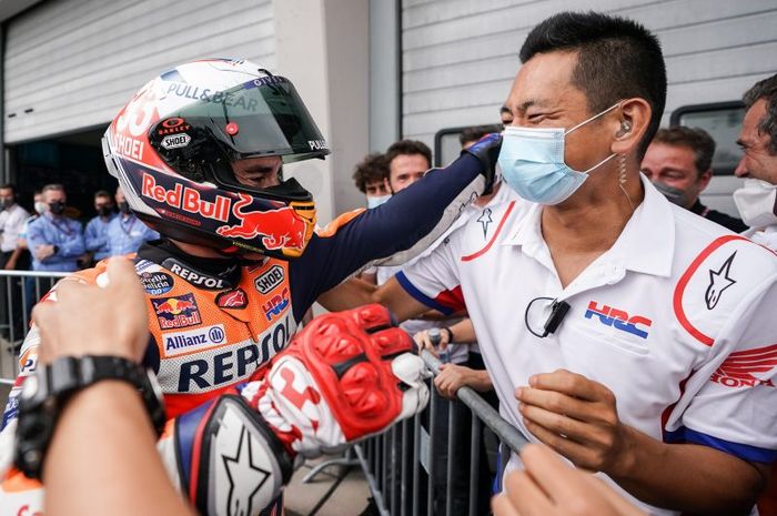Pembalap Repsol Honda, Marc Marquez, dan Manajer Teknis HRC, Takeo Yokoyama, merayakan kemenangan pada balapan MotoGP Jerman musim 2021. Marquez kembali menggunakan helm yang sama pada akhir pekan ini. 