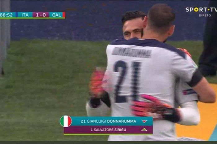 Roberto Mancini menggantikan kiper Gianluigi Donnarumma dengan Salvatore Sirigu pada laga Italia vs Wales di Grup A Euro 2020, 20 Juni 2021.