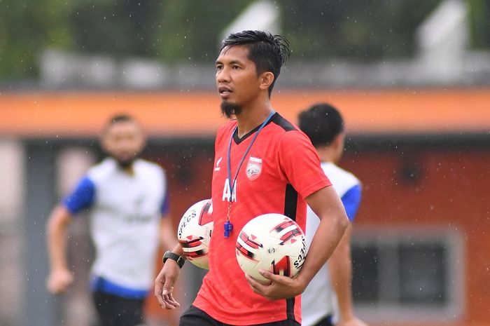 Asisten pelatih Borneo FC,  Ahmad Amiruddin.