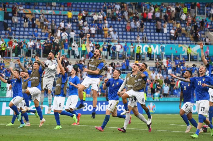 Para pemain timnas Italia memberikan salam dan penghormatan untuk pada pendukung setia di Stadion Olimpico pasca-laga melawan Wales.
