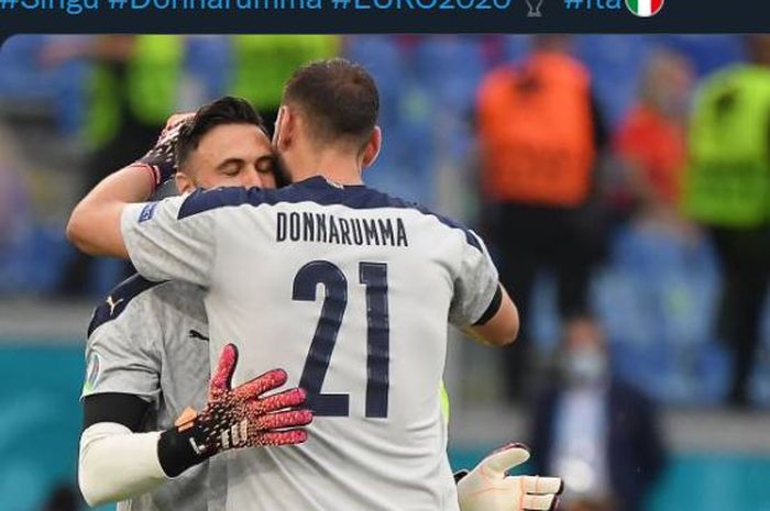 Gianluigi Donnarumma dan Salvatore Sirigu berpelukan dalam duel Italia vs Wales di Grup A Euro 2020.