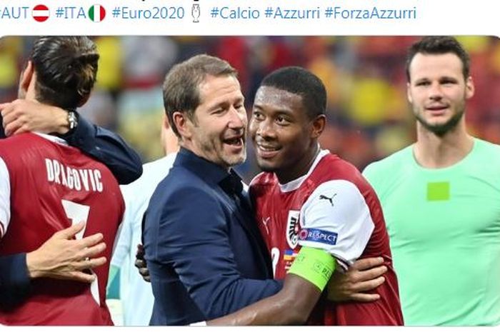 Pelatih Austria, Franco Foda, merayakan kelolosan timnya melaju ke babak 16 besar Euro 2020 bersama kapten kesebelasan, David Alaba.