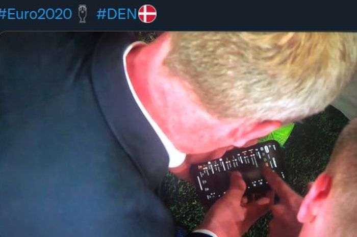 Momen saat anggota staf timnas Denmark mengecek kepastian mereka lolos ke fase gugur Euro 2020 setelah menekuk Rusia di Copenhagen, 21 Juni 2021.