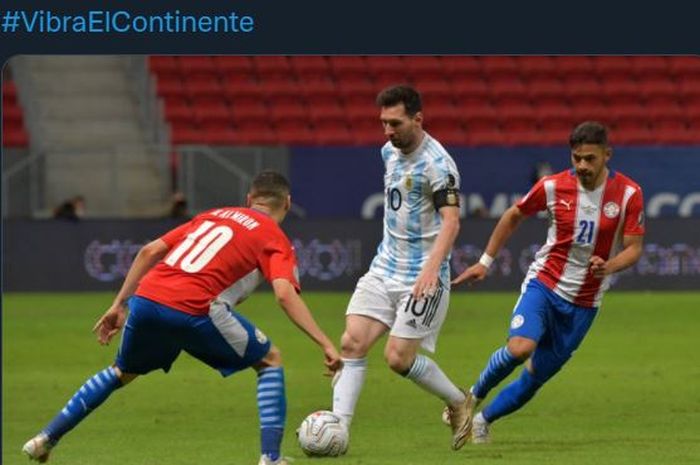 Lionel Messi (tengah) melewati dua pemain lawan dalam duel Argentina vs Paraguay di Copa America 2021.