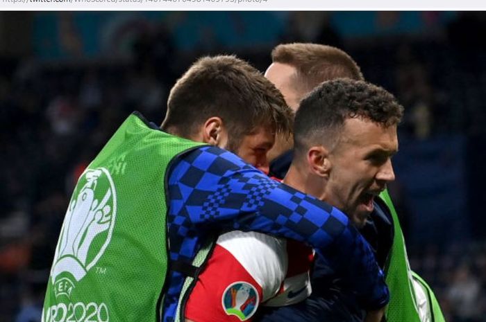 Penyerang timnas Kroasia, Ivan Perisic, merayakan gol yang dicetak ke gawang timnas Skotlandia dalam laga Grup D EURO 2020 di Stadion Hampden Park, Selasa (22/6/2021).