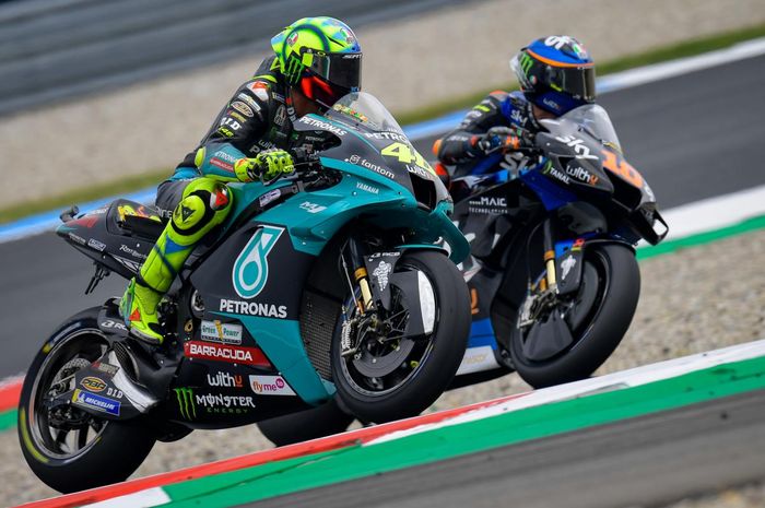 Valentino Rossi (Petronas Yamaha SRT) dan sang adik, Luca Marini (SKY Avintia Ducati) saat menjalani sesi FP MotoGP Belanda 2021, di sirkuir Assen, Jumat (25/6/2021).