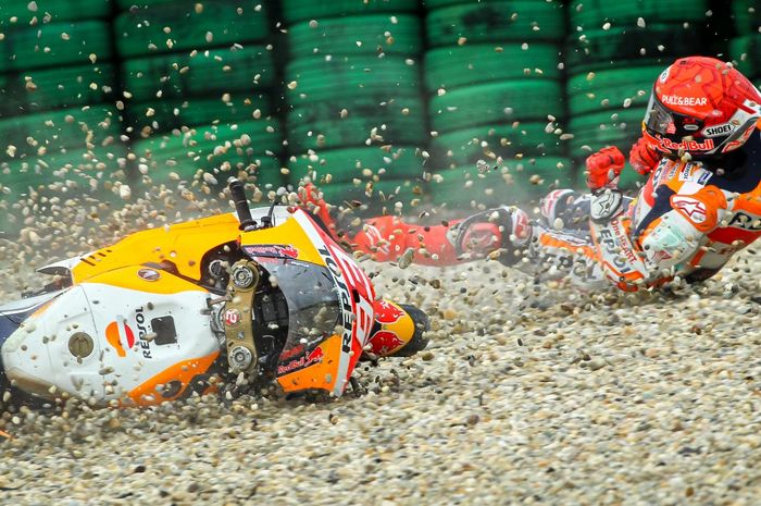 Pembalap Repsol Honda, Marc Marquez, saat mengalami crash pada FP2 MotoGP Belanda 2021 di Sirkuit Assen, Jumat lalu (25/6/2021).