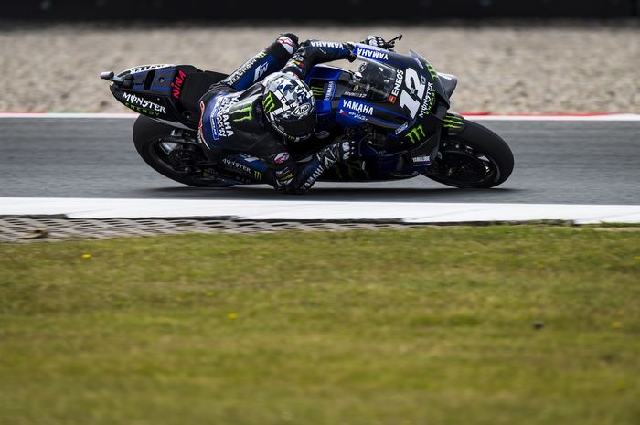 Aksi pembalap Monster Energy Yamaha, Maverick Vinales, pada latihan bebas MotoGP Belanda di Sirkuit Assen, Belanda, 25 Juni 2021.